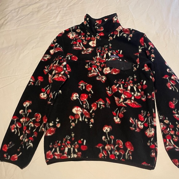 Patagonia Red and Black Forest Mushroom Snap-T Fleece Synchilla - Picture 2 of 3